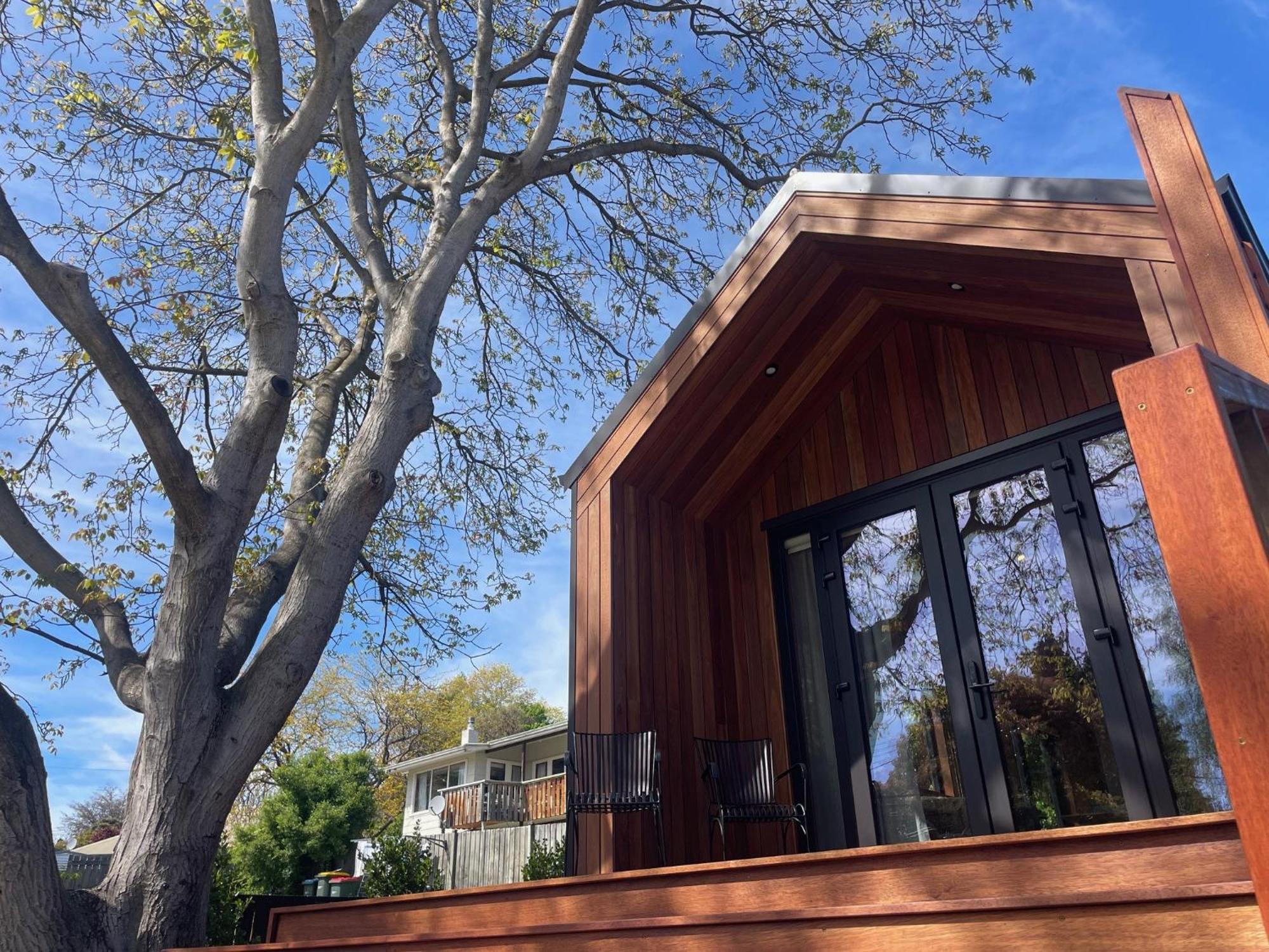 Walnut On Russell Villa Wanaka Exteriör bild